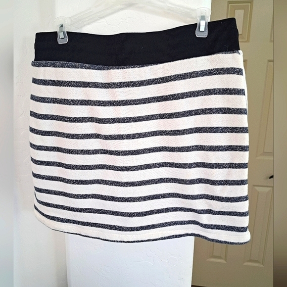 Jones New York Striped Black and White Terry Skort Size Large - Picture 3 of 9